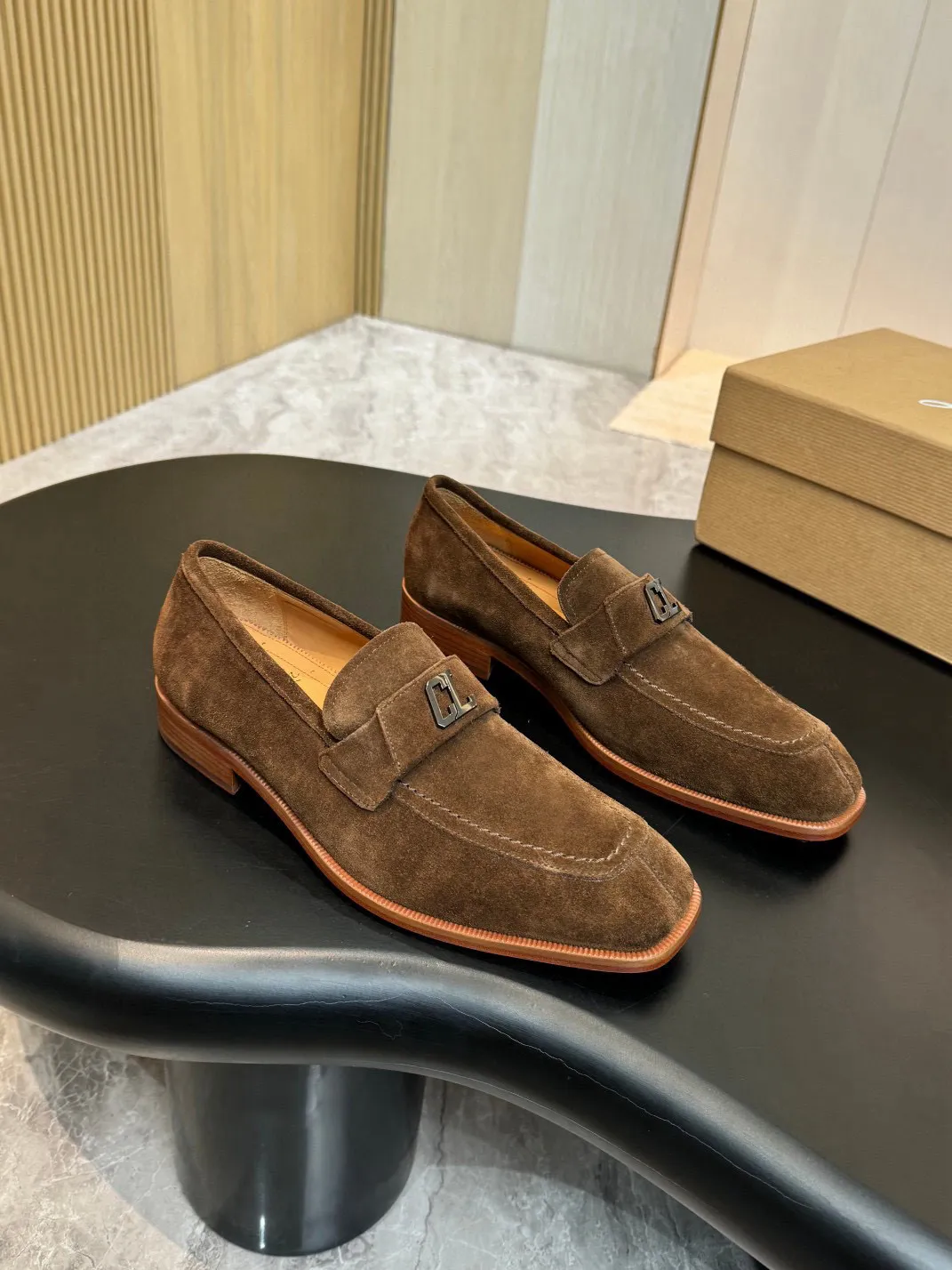 💰960 Christia*.Loubouti*🆑High-end men’s business formal leather shoes｜Classic red-soled shoes｜Original imported first-layer cowhide｜Iconic rivet decoration｜Water-dyed cowhide lining｜Italian imported red cowhide outsole｜High-end luxury｜Perfect interpretation of fashion, sunshine, style, suitable for various occasions Size: 39-44 (customized at 38.45.46)✅